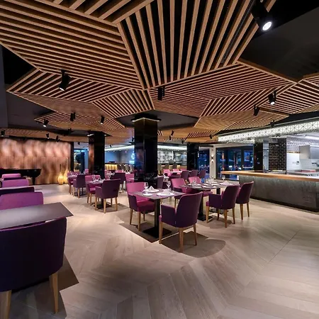 Donautica & Restaurant فندق 4*