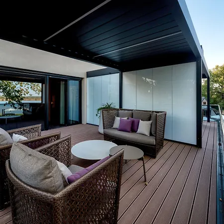 Donautica & Restaurant فندق